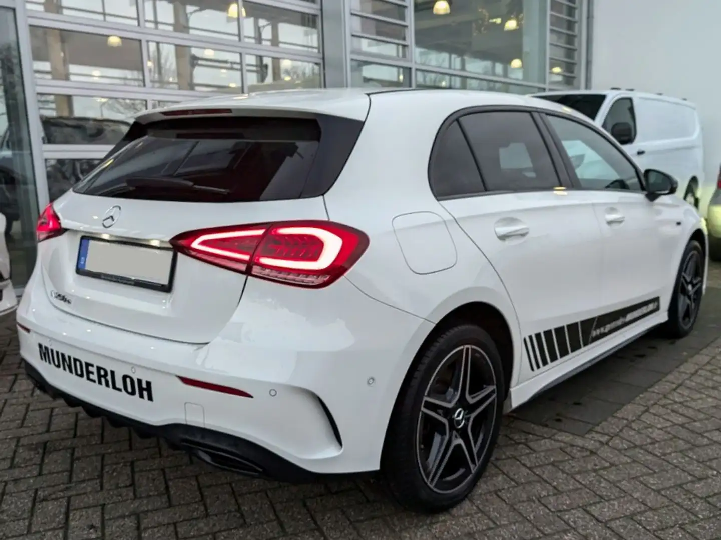 Mercedes-Benz A 250 e AMG Line Kompaktlimousine BUSINESS PAKET Blanc - 2