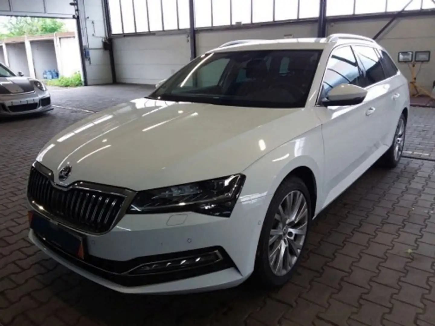 Skoda Superb Combi 1,5 TSI DSG Style AHK 360 Weiß - 2