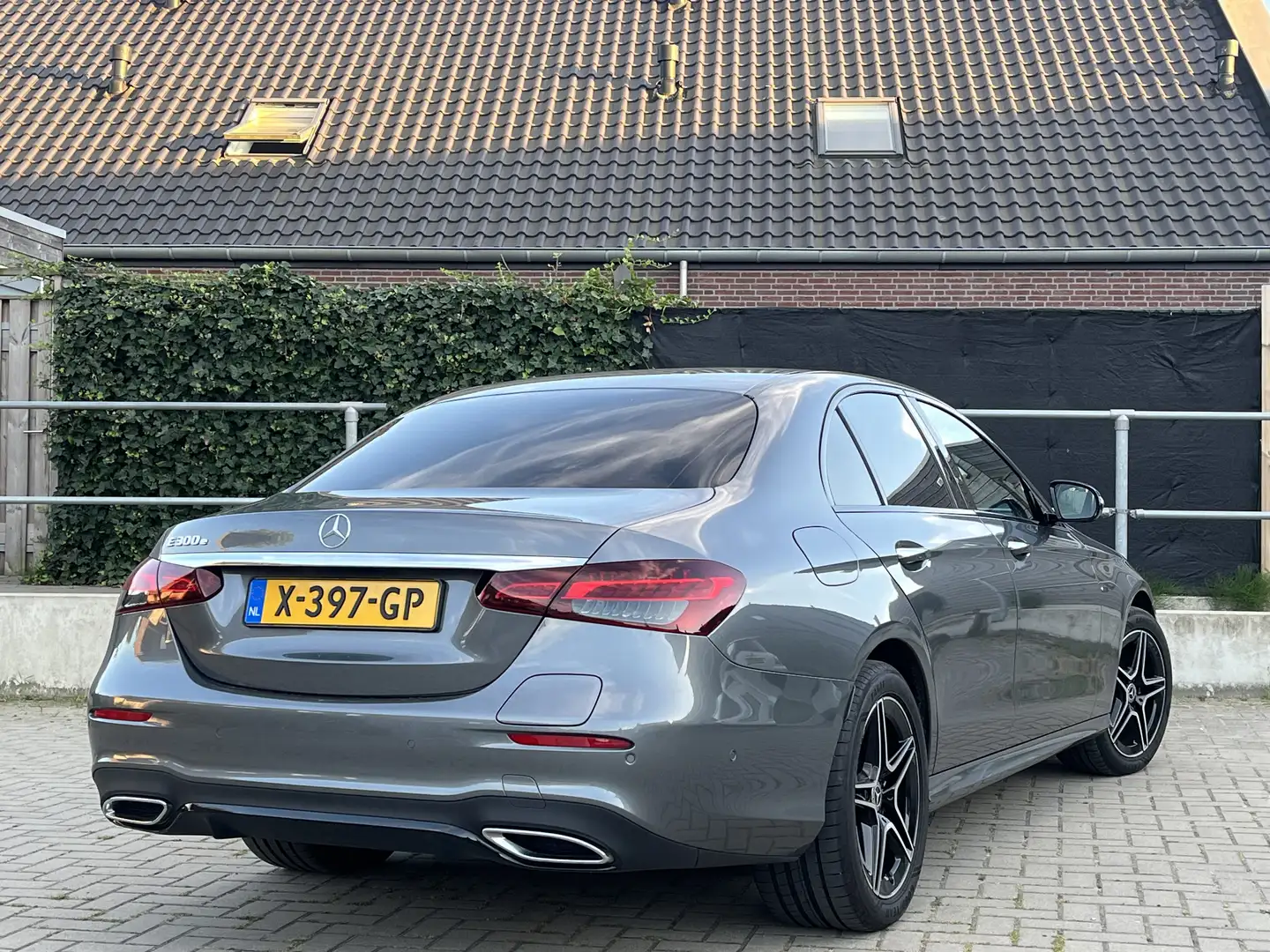 Mercedes-Benz E 300 E300e | AMG | Black Pack | 9G-Tronic Grijs - 2