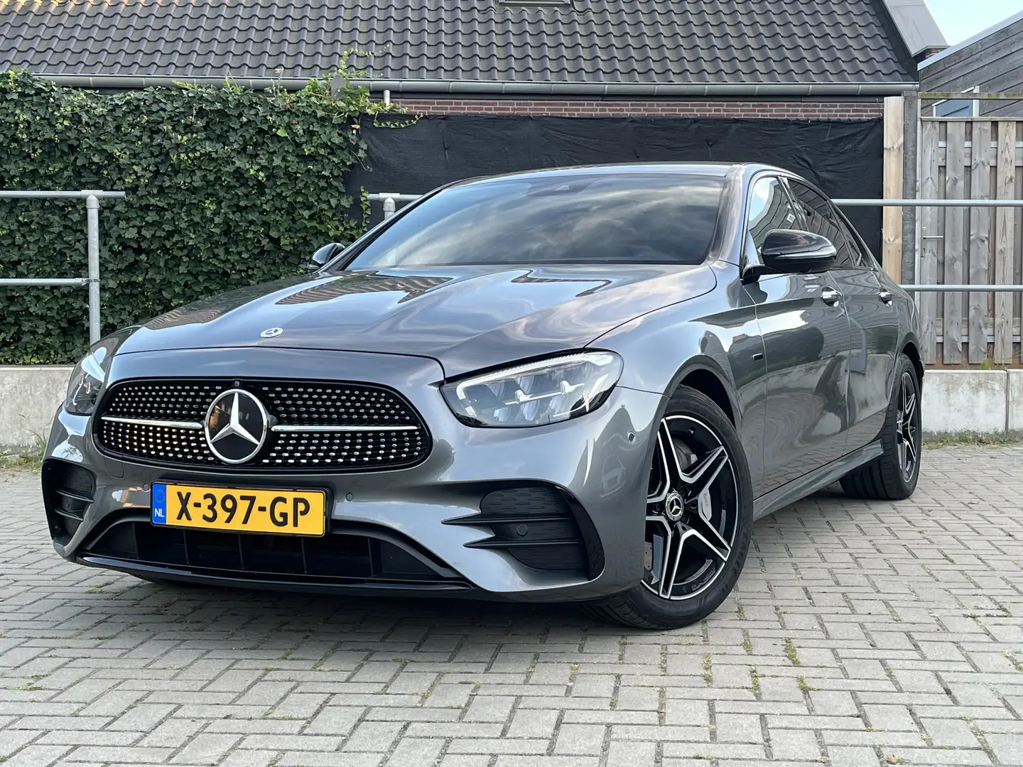 Mercedes-Benz E 300 E300e | AMG | Black Pack | 9G-Tronic Grijs - 1