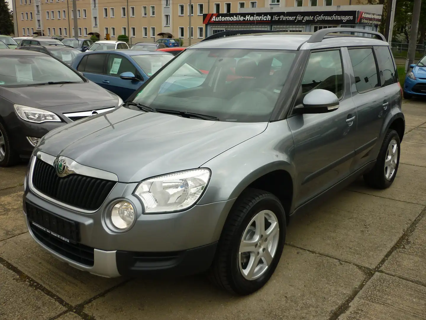 Skoda Yeti 1.2 TSi Active Plus Edition PDC...! AHK...! Grau - 1