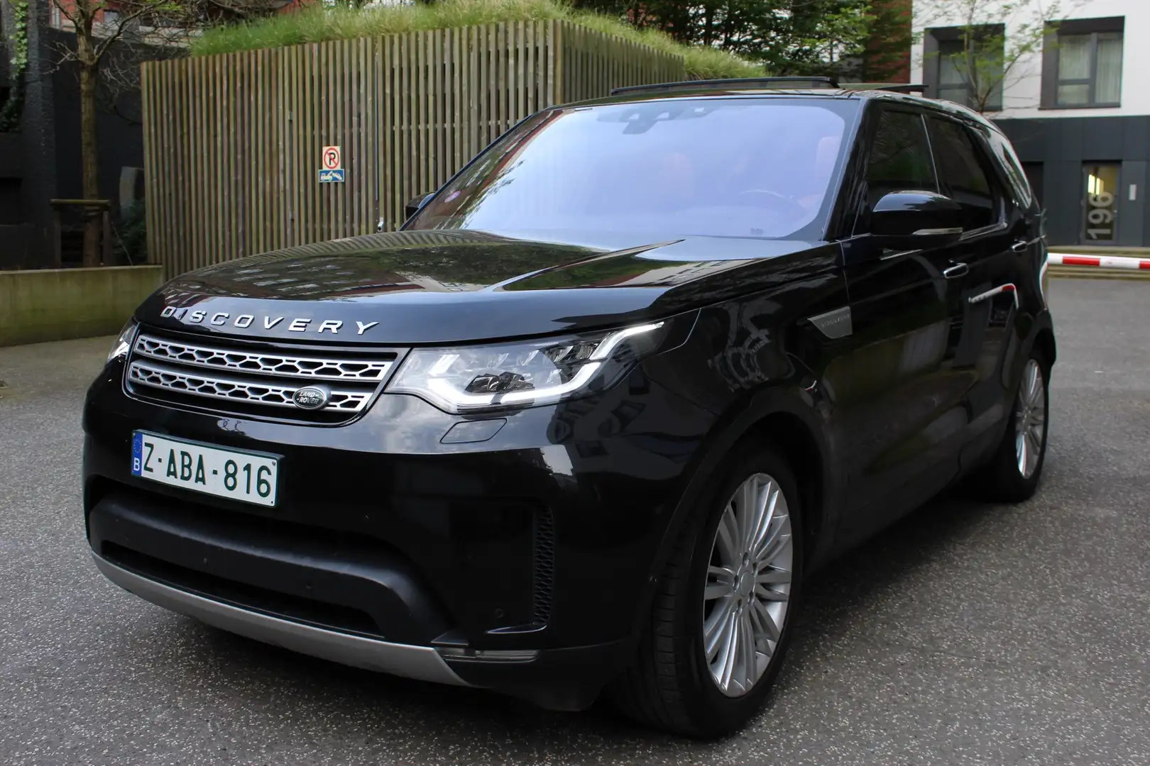 Land Rover Discovery 3.0 Si6 HSE Zwart - 2