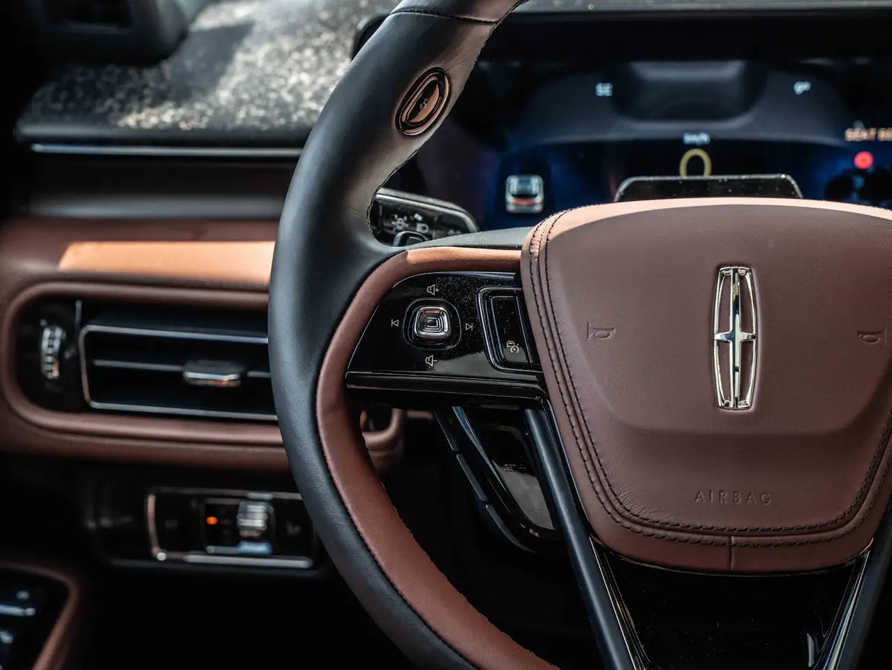 Lincoln Aviator снимка Lincoln Aviator