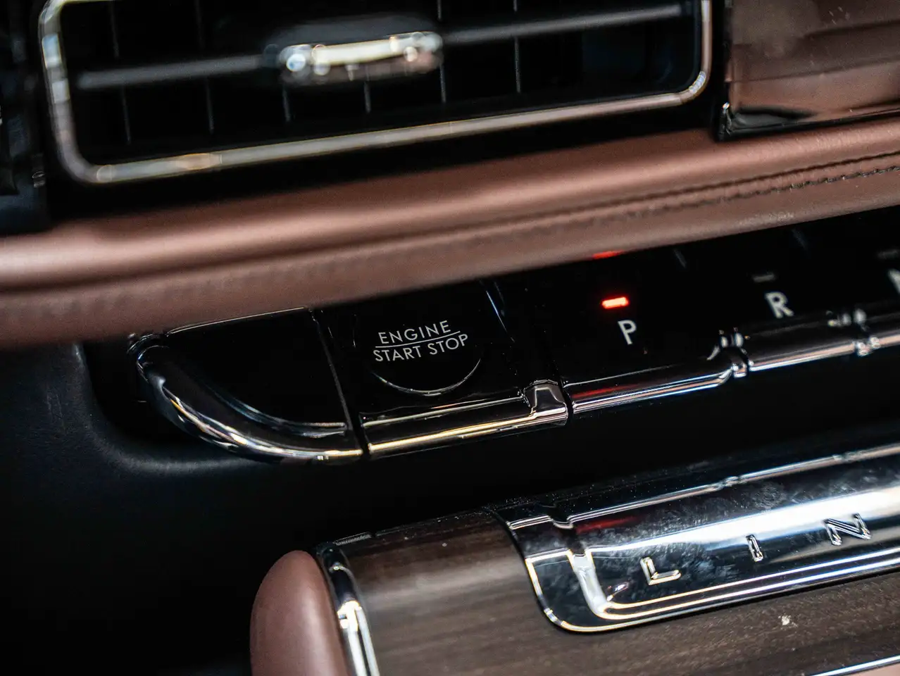 Lincoln Aviator снимка Lincoln Aviator