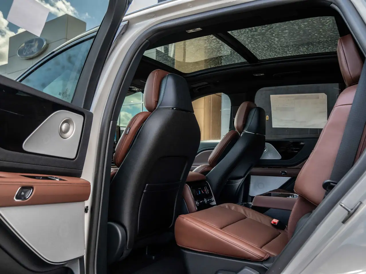 Lincoln Aviator снимка Lincoln Aviator