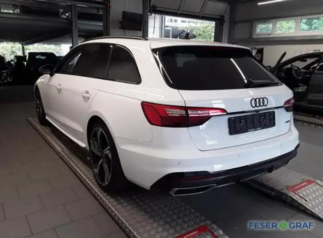 Audi A4 view 4