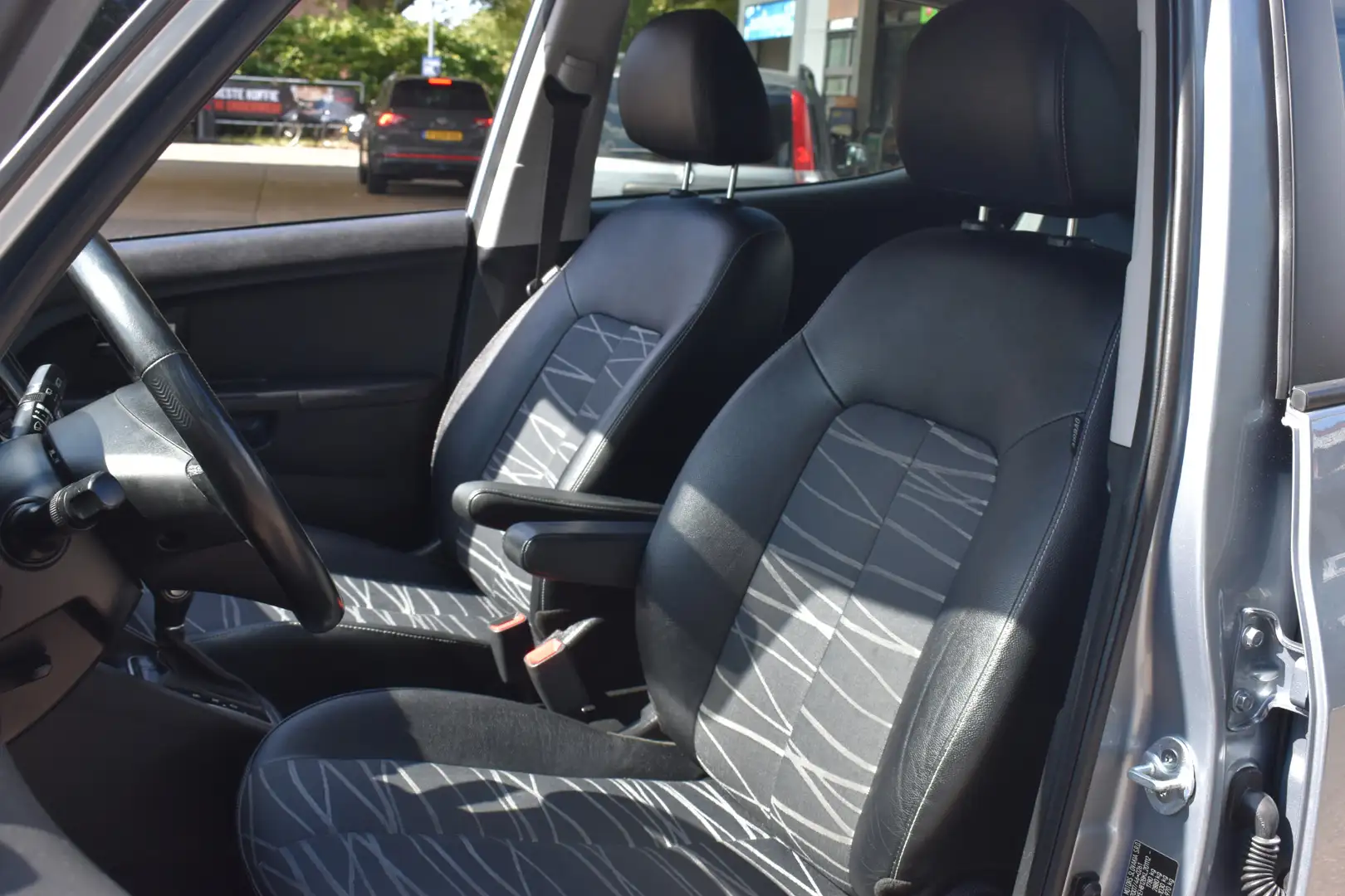 Kia Venga 1.6 CVVT ExecutiveLine Automaat | Navigatie | Trek Gris - 2