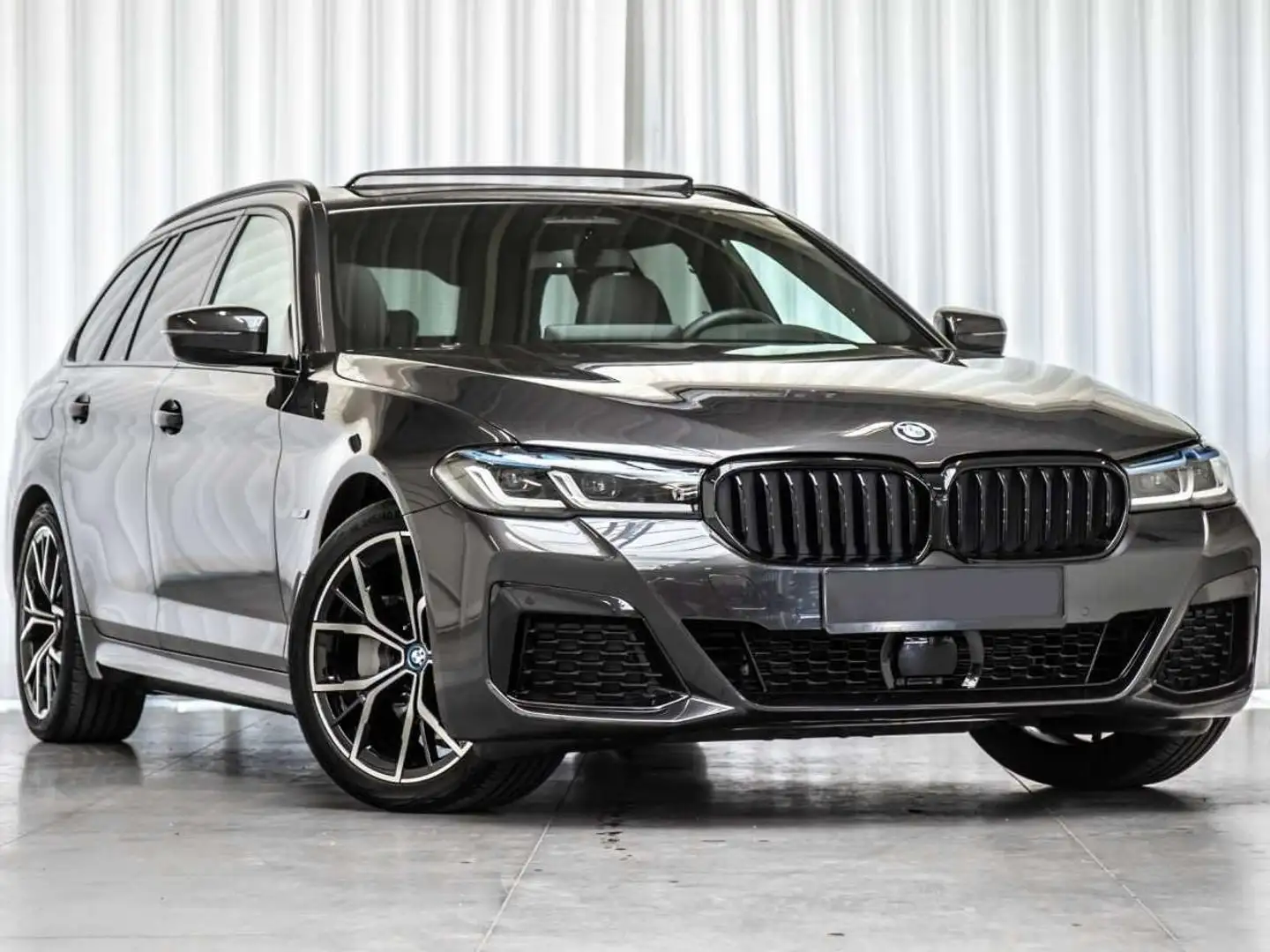BMW 530 e Touring xDrive Hybrid M Sport Pano Shadow Laser Grijs - 1