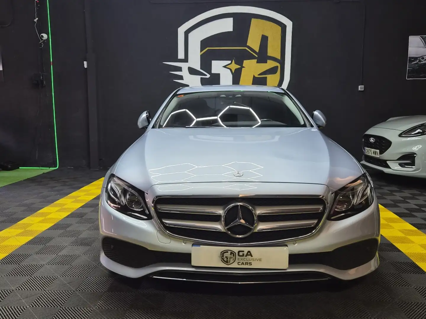Mercedes-Benz E 220 BT Aut. Gris - 2