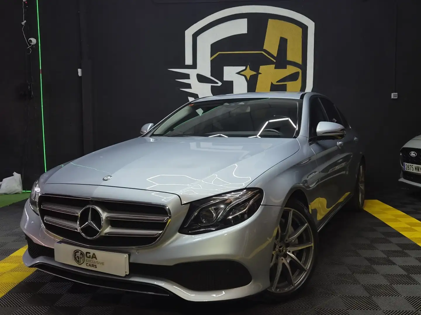 Mercedes-Benz E 220 BT Aut. Gris - 1