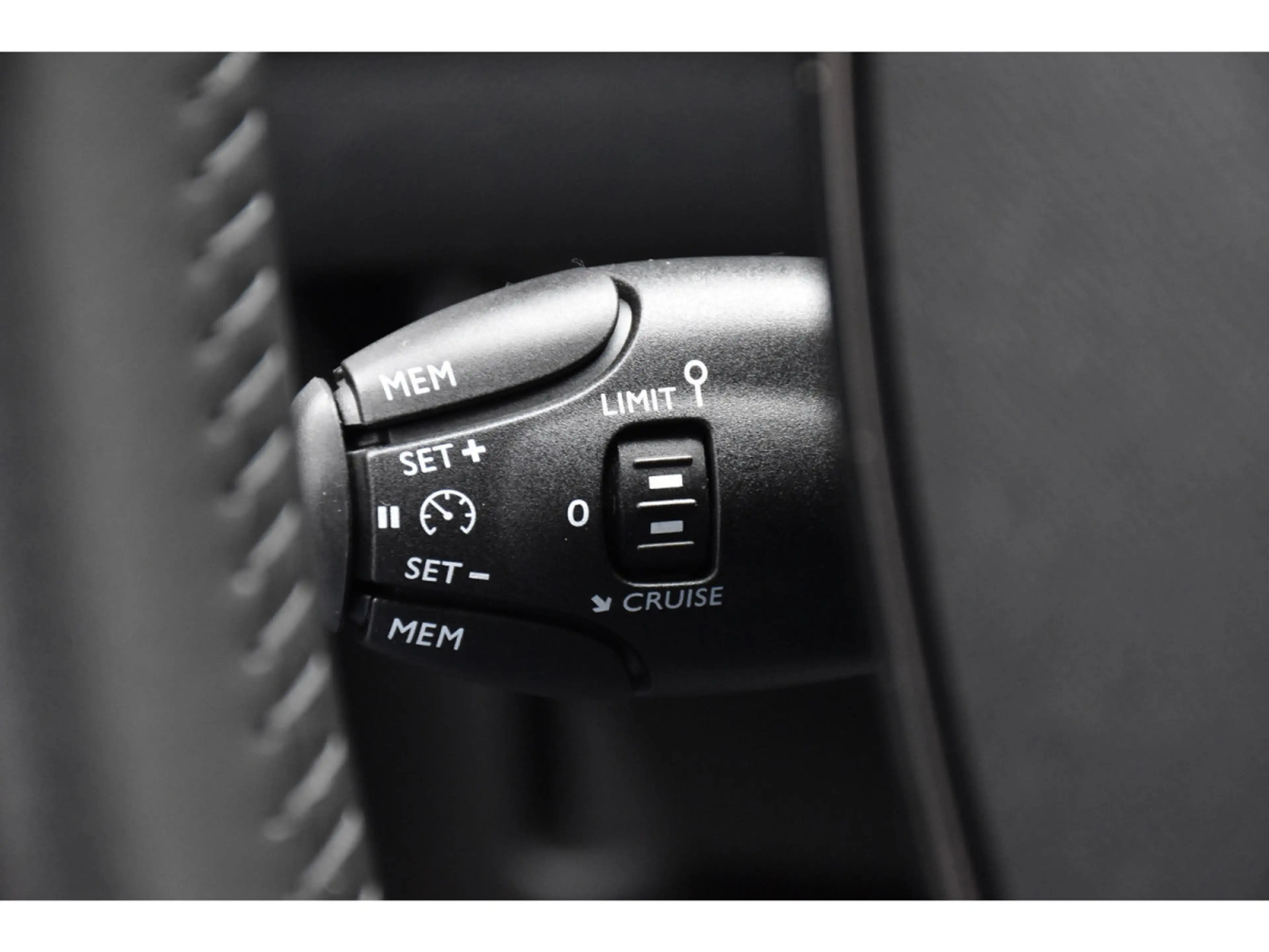Peugeot 2008 1.2 Style REGUL SMARTPHONE LANE PDC 1° M. — photo 15