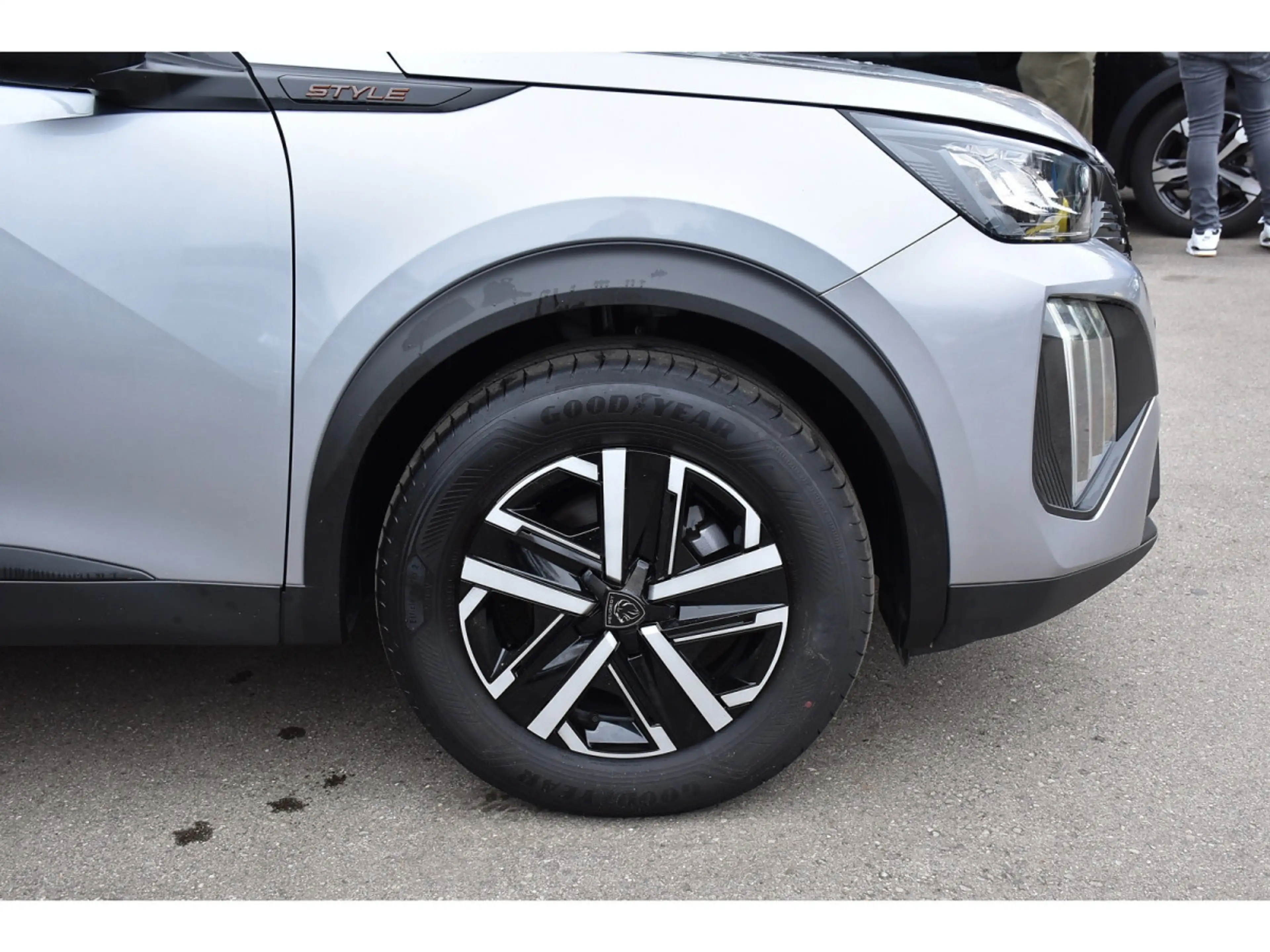 Peugeot 2008 1.2 Style REGUL SMARTPHONE LANE PDC 1° M. — photo 5