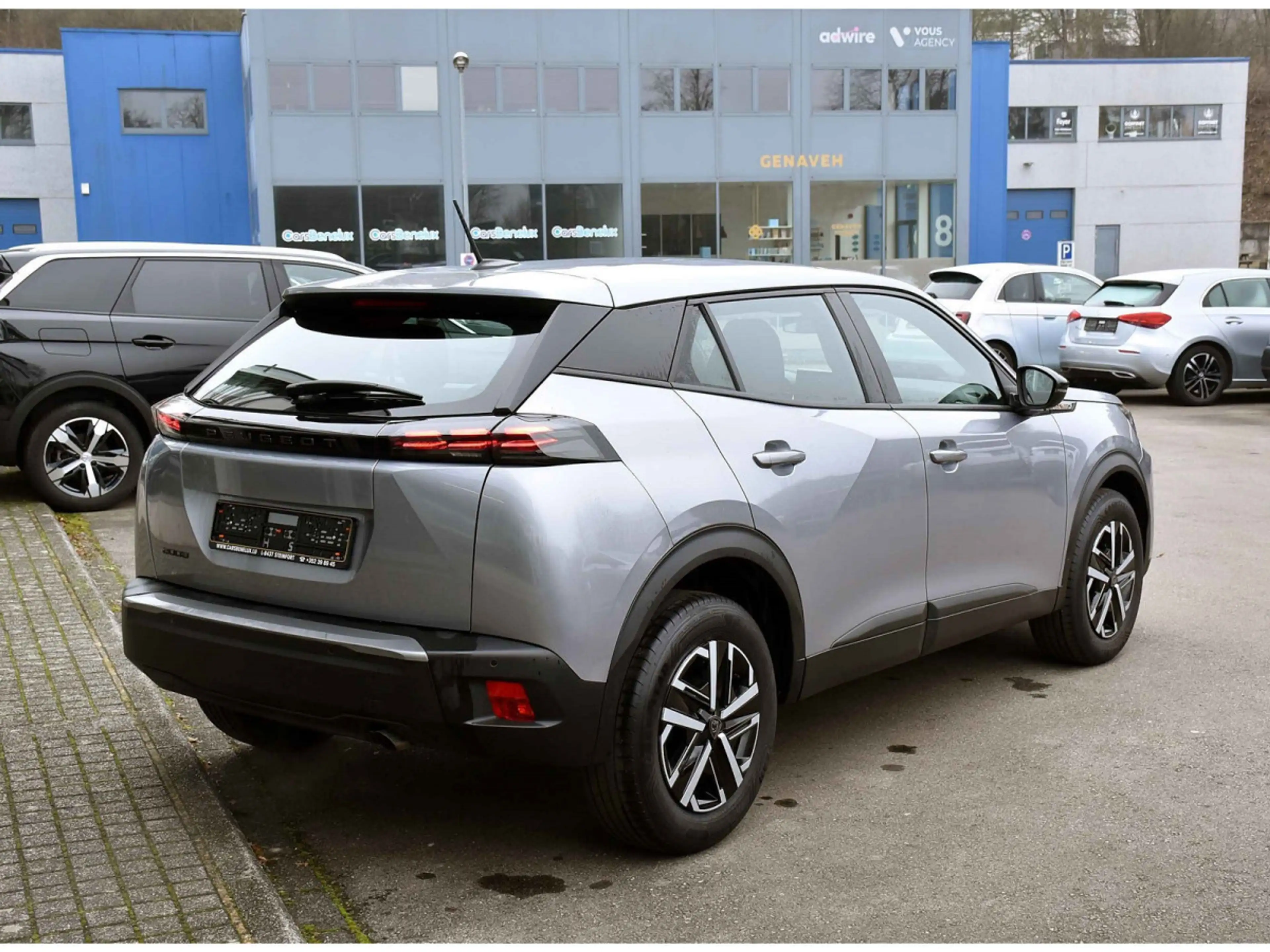 Peugeot 2008 1.2 Style REGUL SMARTPHONE LANE PDC 1° M. — photo 4