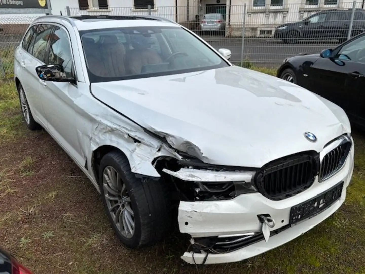 BMW 530 530d Touring Aut. Luxury Line Unfall Weiß - 2