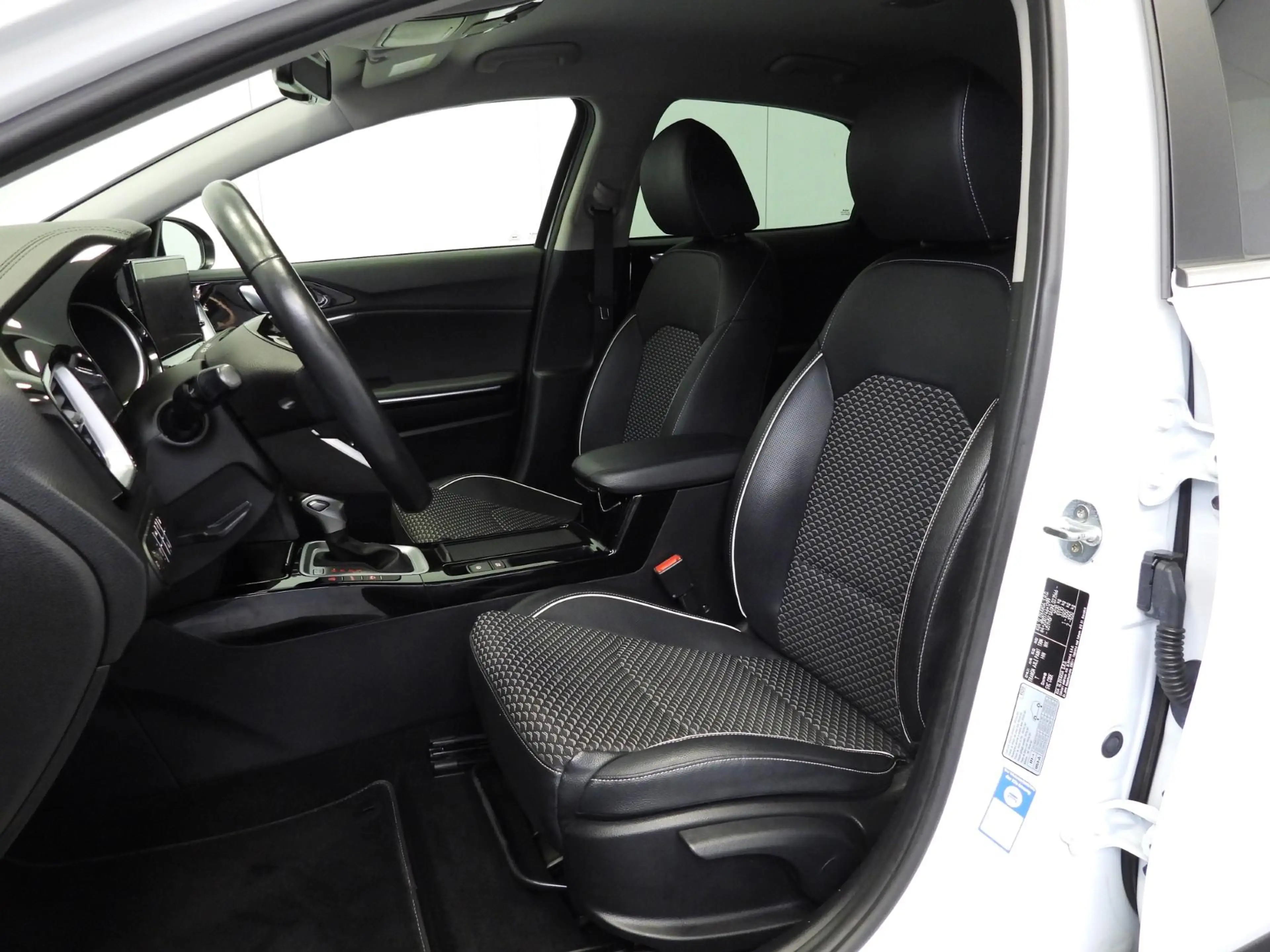 Kia XCeed 1.6 GDi PHEV Plug-In DynamicLine NAVI/CAMERA/LED/1 — photo 28