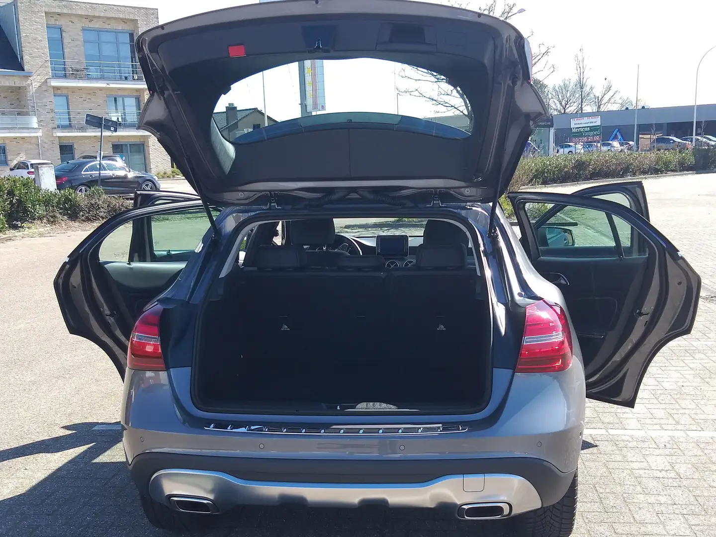 Mercedes-Benz GLA 180 GLA 180 7G-DCT UrbanStyle Edition Grijs - 2