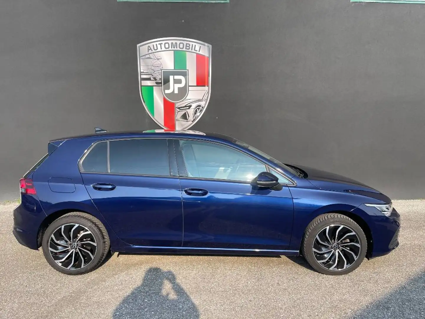 Volkswagen Golf 1.0 etsi 110cv dsg Luci amb PDC Vetri Scuri Blu/Azzurro - 2