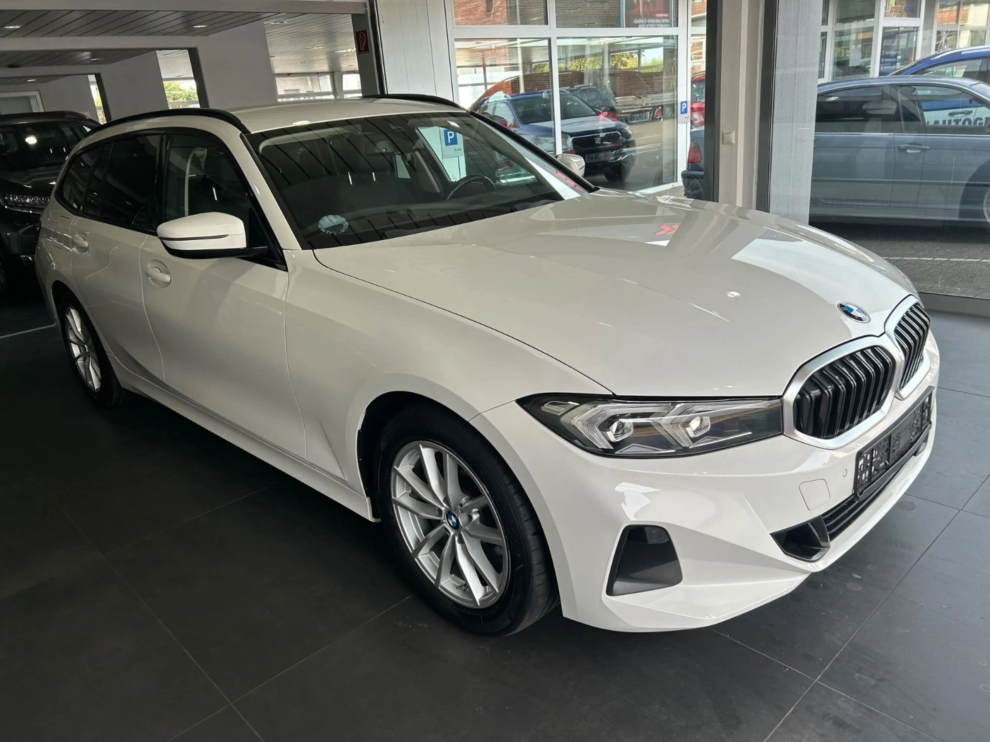 BMW 318 d Touring Sport Line mod23 LEDER Navi LED — photo 3