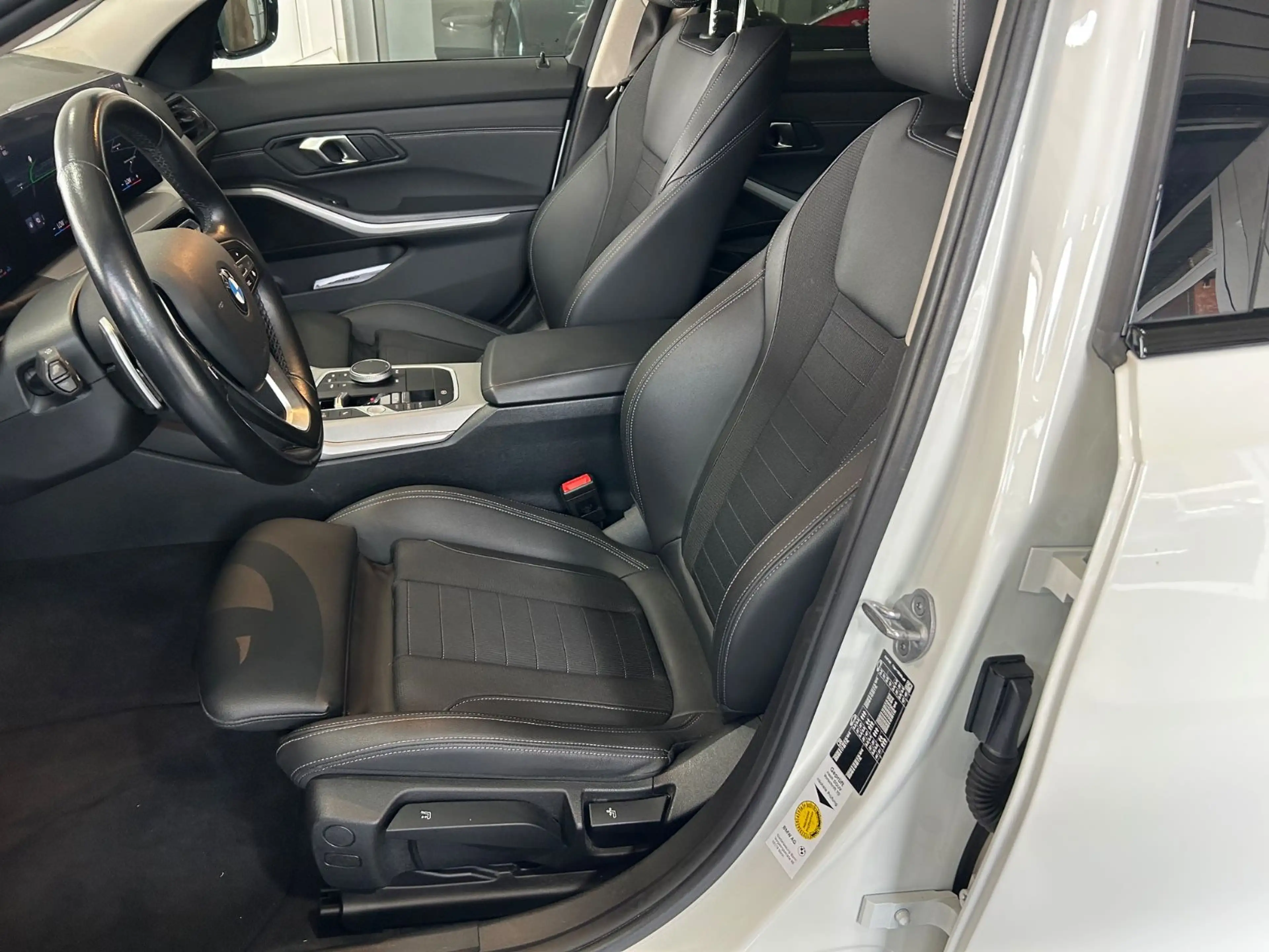 BMW 318 d Touring Sport Line mod23 LEDER Navi LED — photo 11