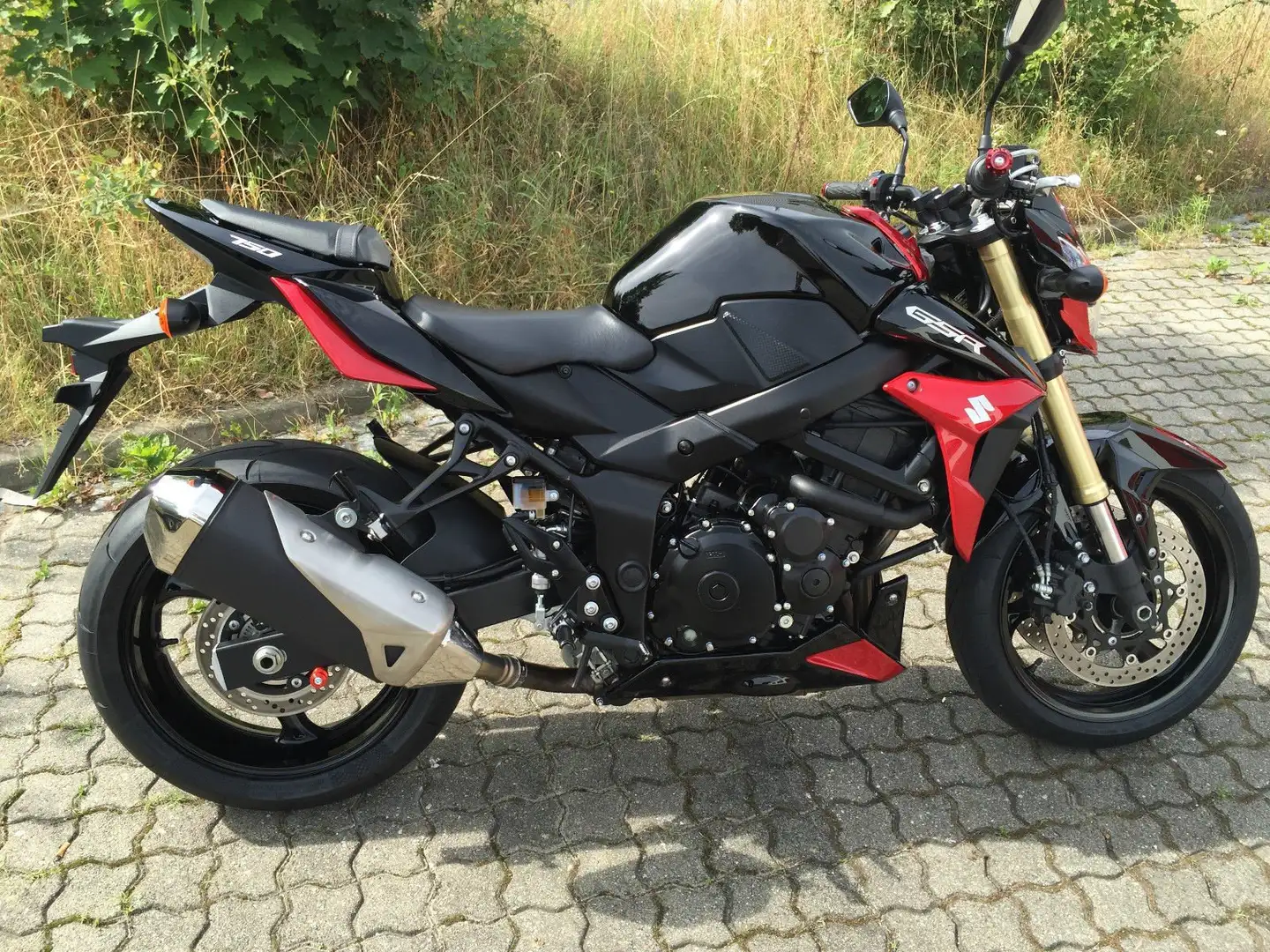 Suzuki GSR 750 Červená - 1