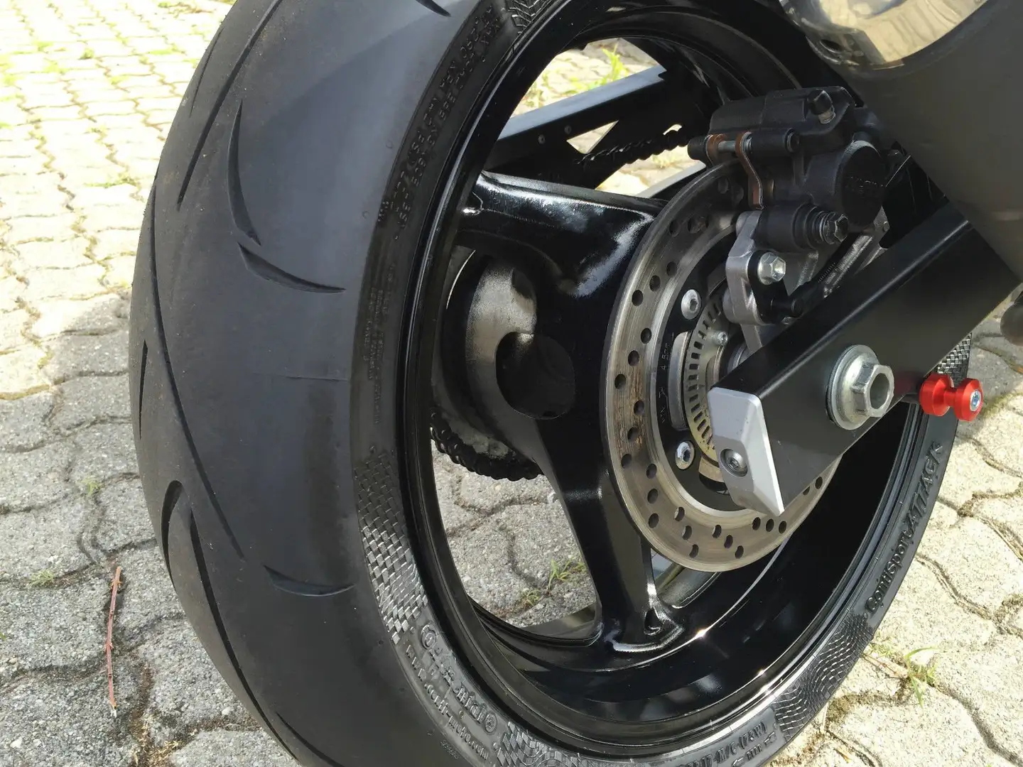 Suzuki GSR 750 Piros - 2