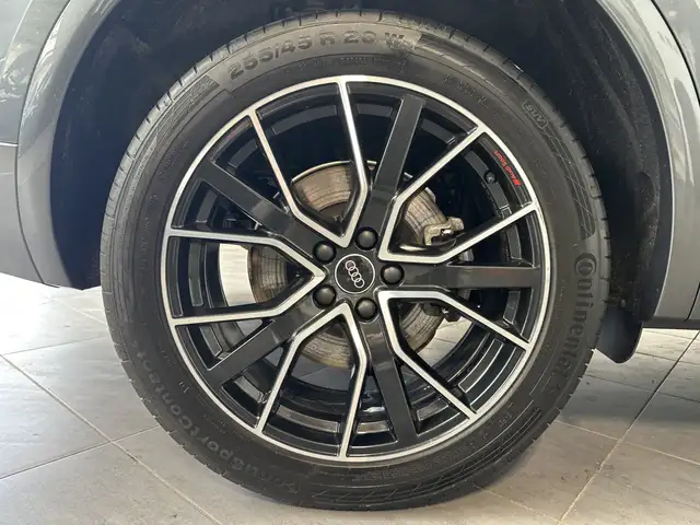 Audi Q5 view 3