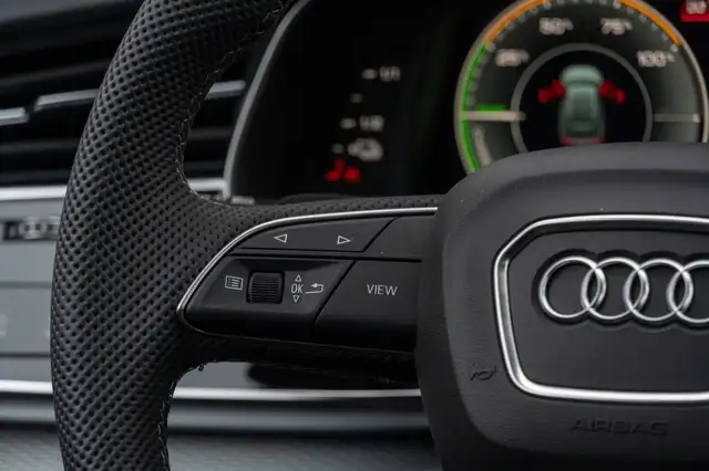 Audi Q8 view 10