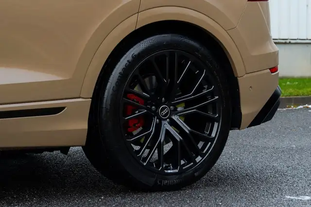 Audi Q8 view 8