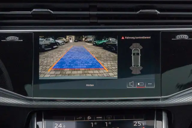 Audi Q8 view 12