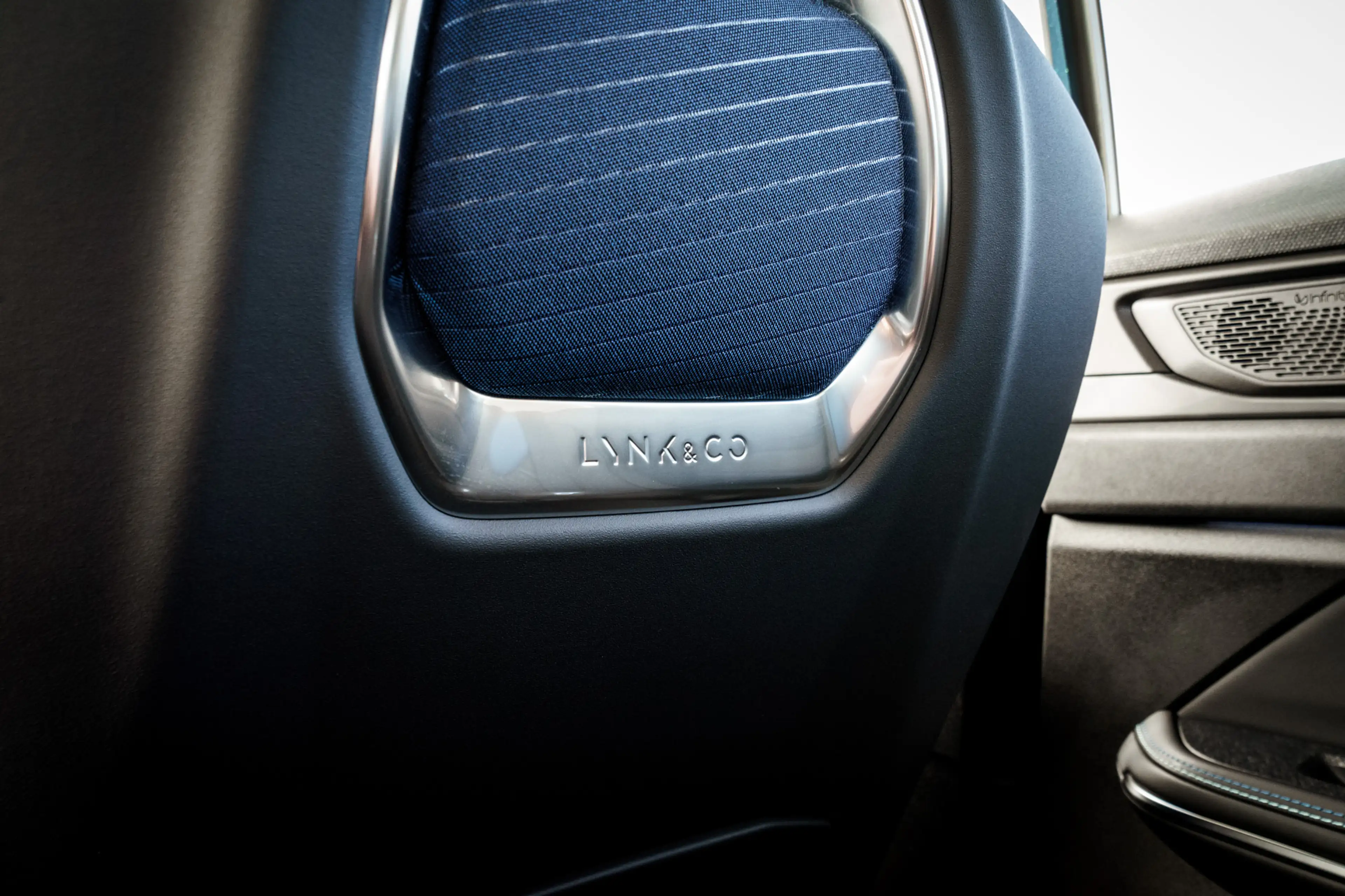 Lynk & Co 01 1.5 Plug-in Hybrid 262 Pk I Panoramadak I Adapt. C — photo 38