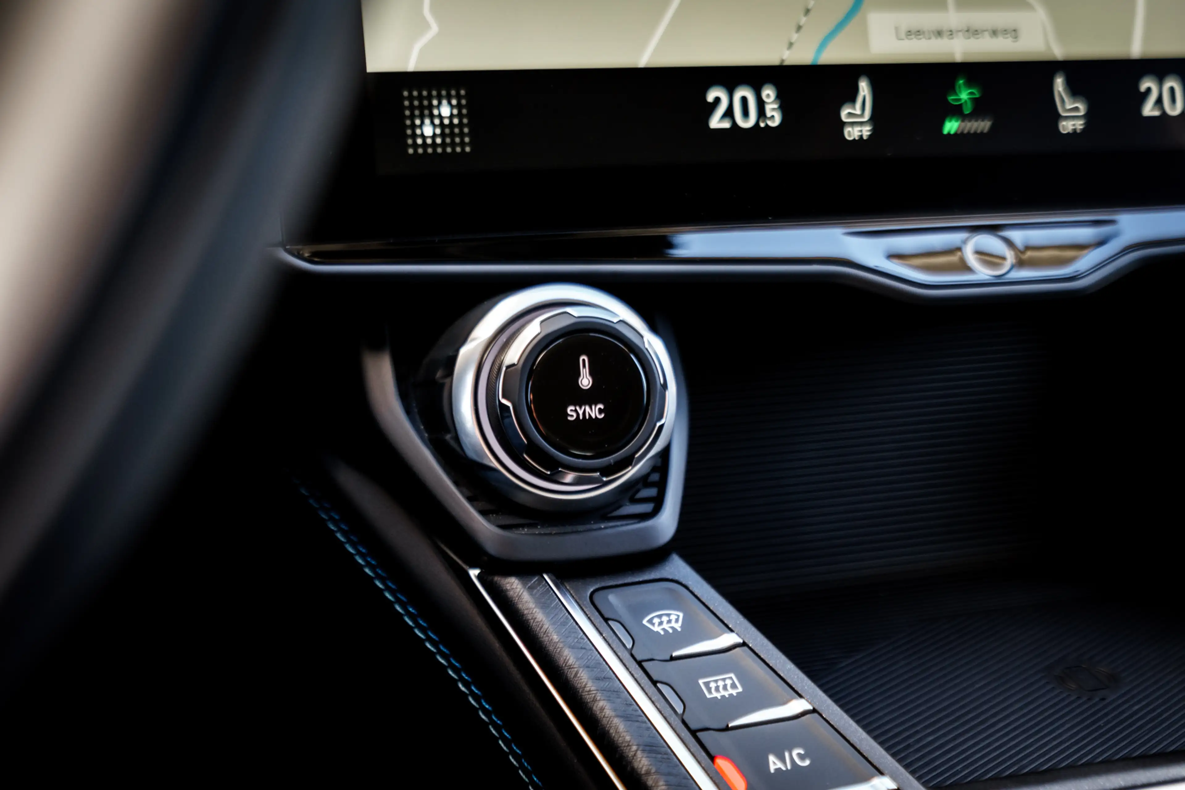 Lynk & Co 01 1.5 Plug-in Hybrid 262 Pk I Panoramadak I Adapt. C — photo 43