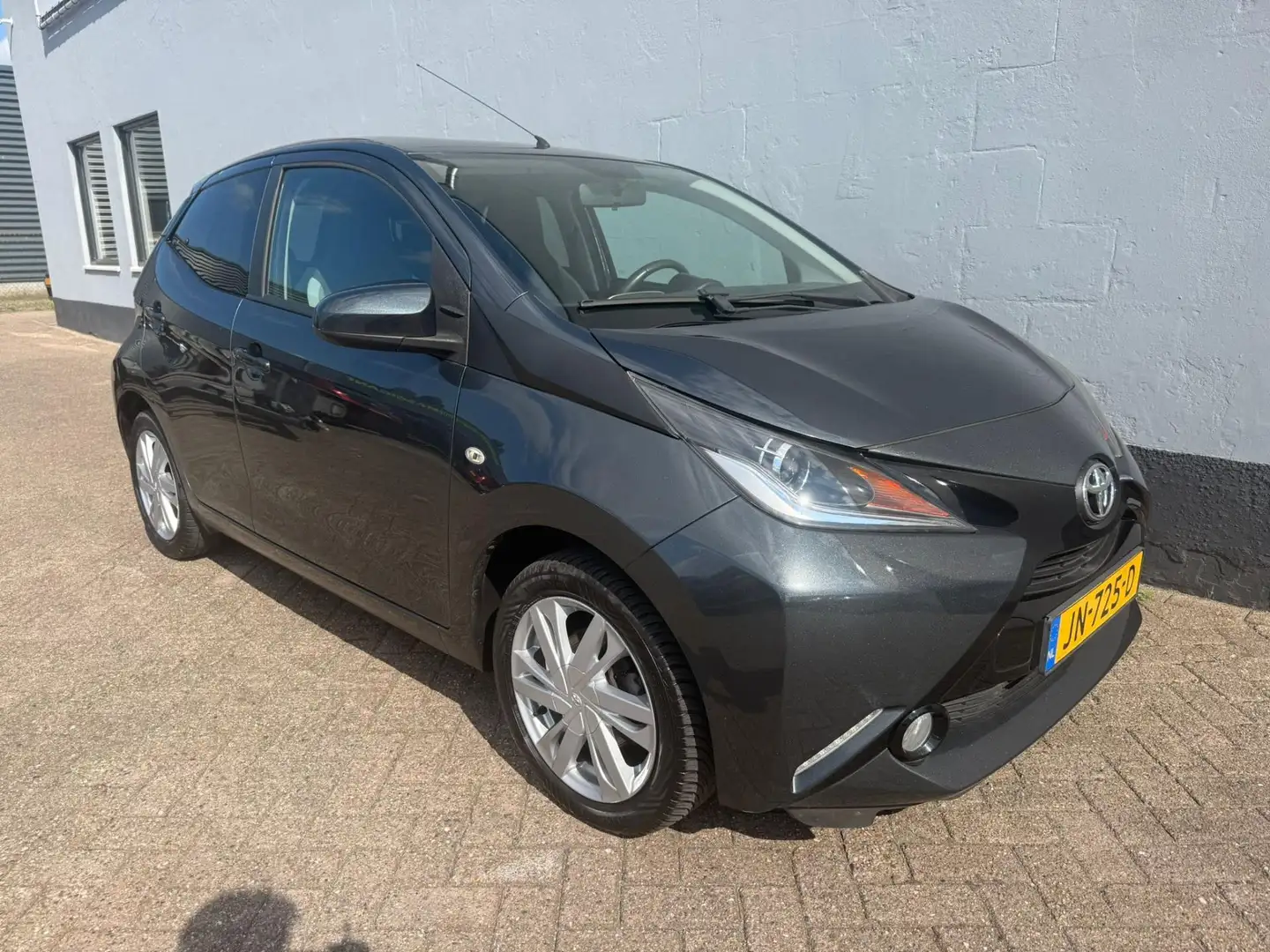 Toyota Aygo 1.0 VVT-i x-sport 5-Deurs - Airco - LMV Grijs - 2