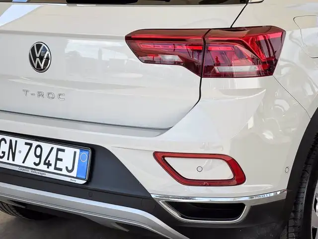 Volkswagen T-Roc view 17