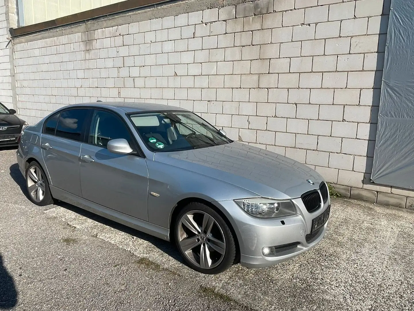 BMW 320 i*Automatik*Navi*18Zoll* Grau - 2