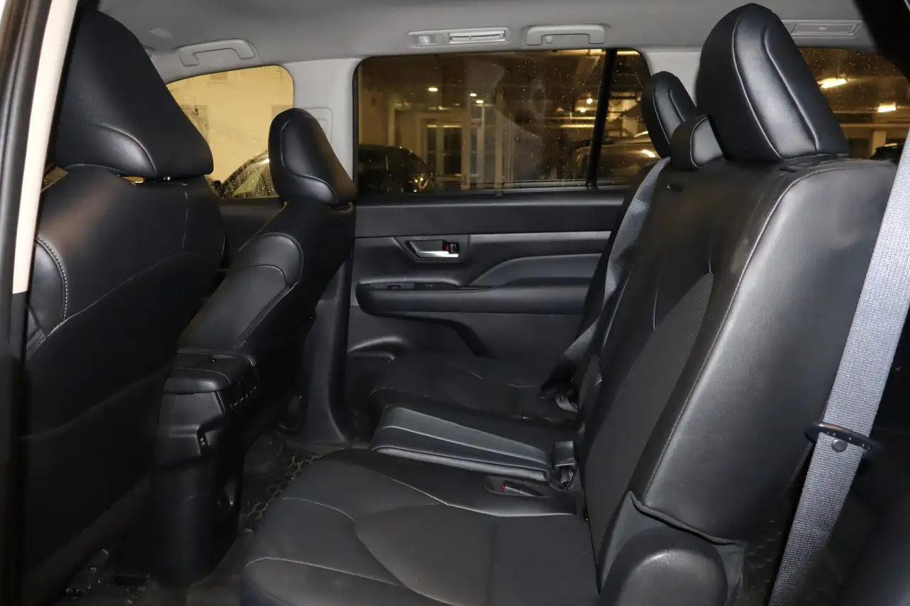 Toyota Grand Highlander снимка Toyota Grand Highlander