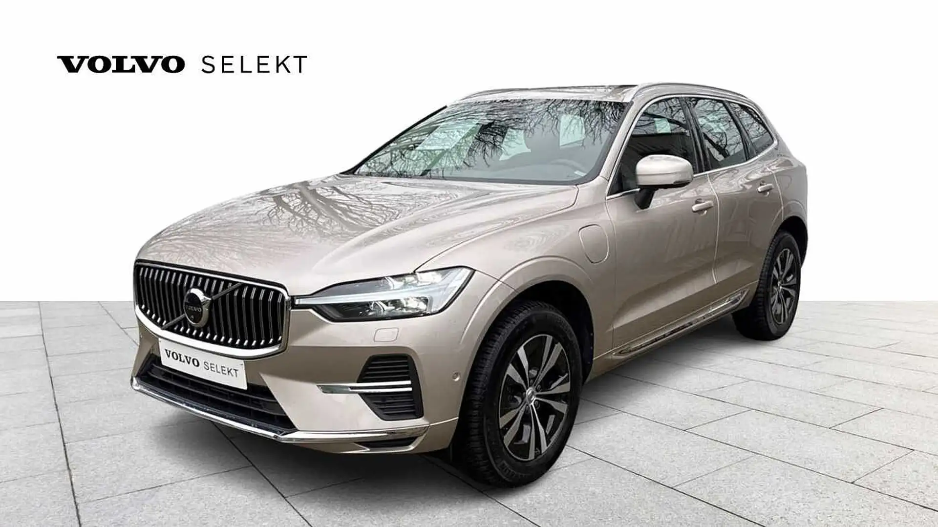Volvo XC60 Recharge Core, T6 AWD Plug in Hybride Grijs - 1