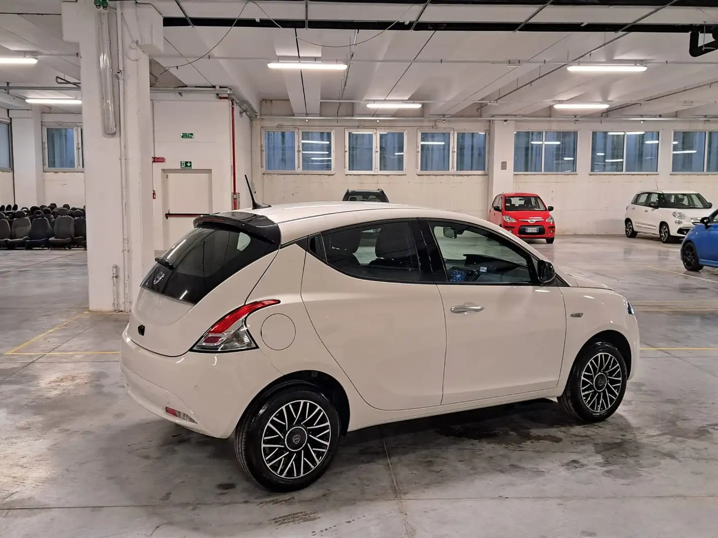 Lancia Ypsilon 1000 FireFly Hybrid 70CV Platino 5 Porte **Km. 0** Bianco - 2