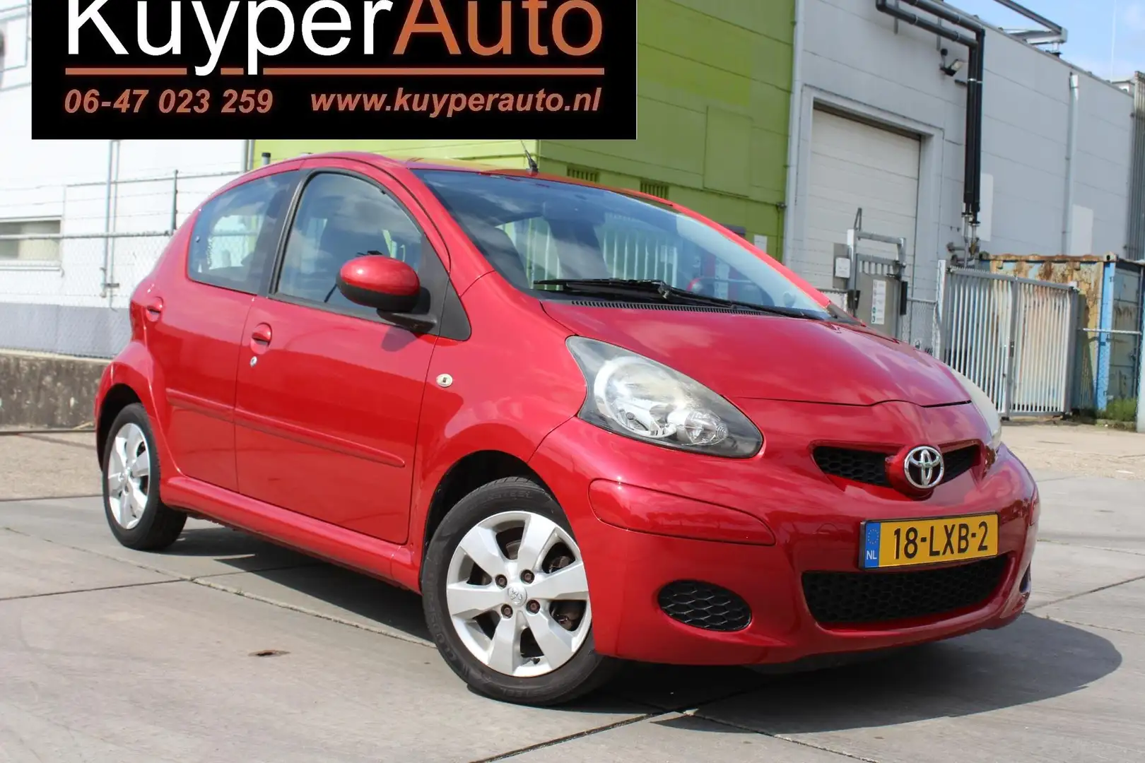 Toyota Aygo 1.0-12V Aspiration Red 5 DRS AIRCO nette dealer on Rot - 2