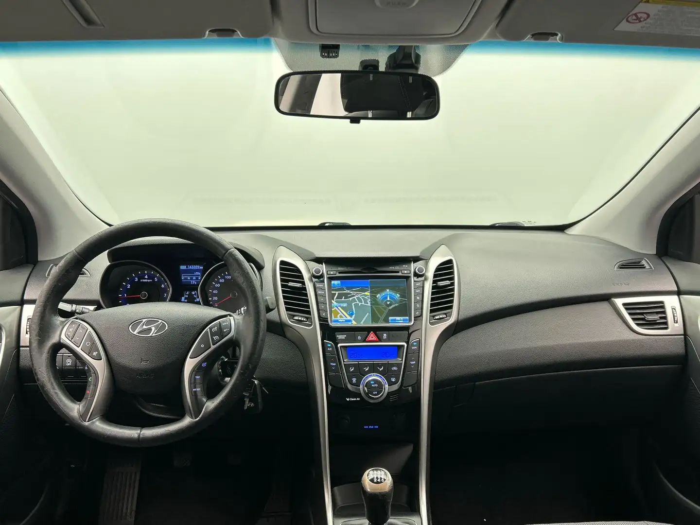 Hyundai i30 1.6 GDI Business Edition Navigatie Climate Control Bruin - 2