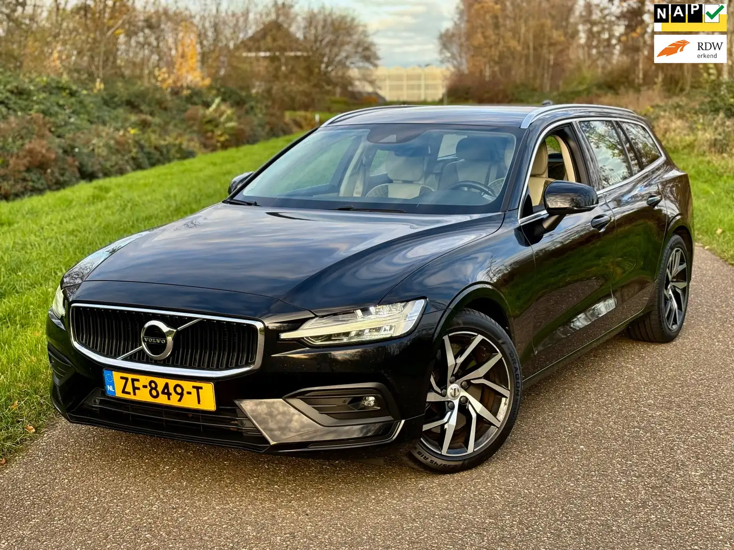Volvo V60 2.0 T5 Momentum/Camera/Trekhaak/Pdc Zwart - 1