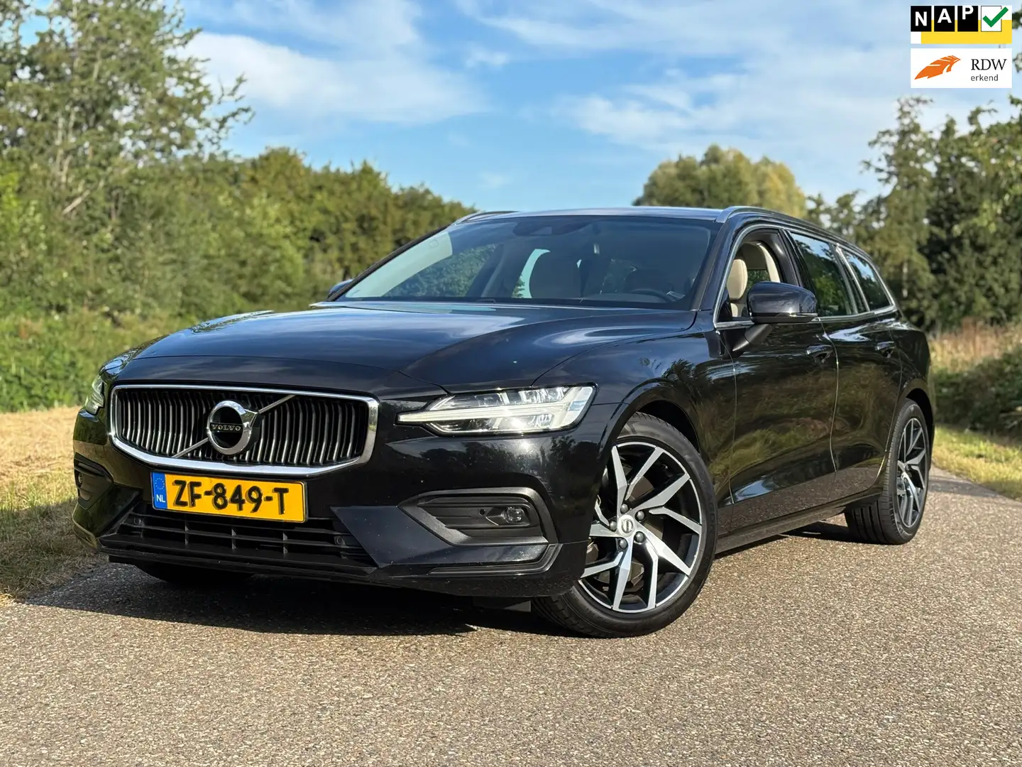 Volvo V60 2.0 T5 Momentum/Camera/Trekhaak/Pdc Zwart - 1