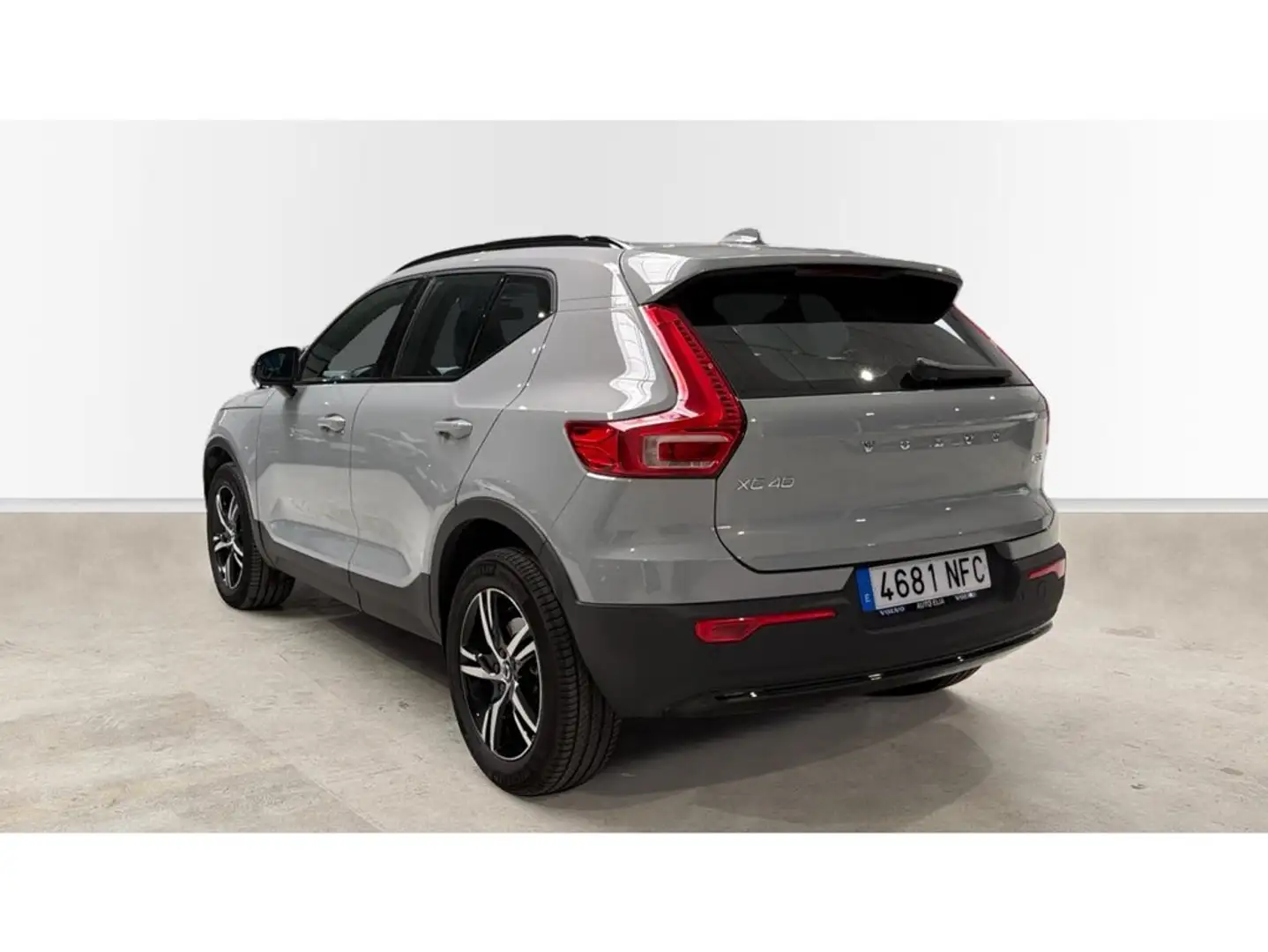 Volvo XC40 B3 Plus Aut. Gris - 2