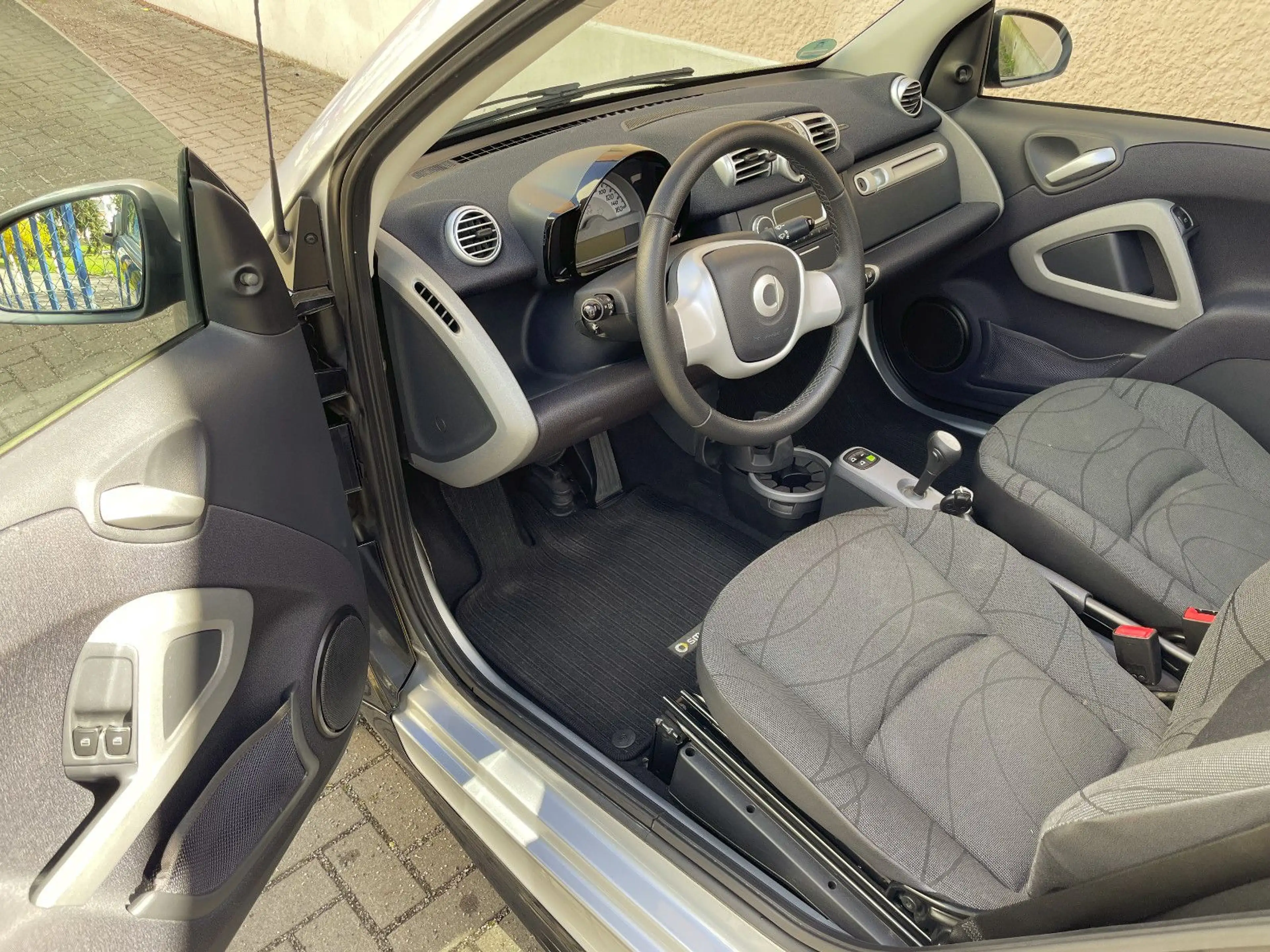smart forTwo fortwo cabrio Micro Hybrid Drive 52 kW — photo 8