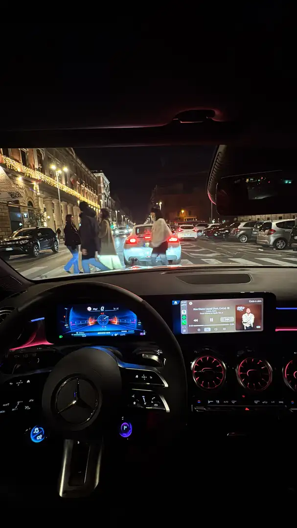 Mercedes-Benz A 35 AMG bianca con kit aerodinamico e kit esterni neri - 1