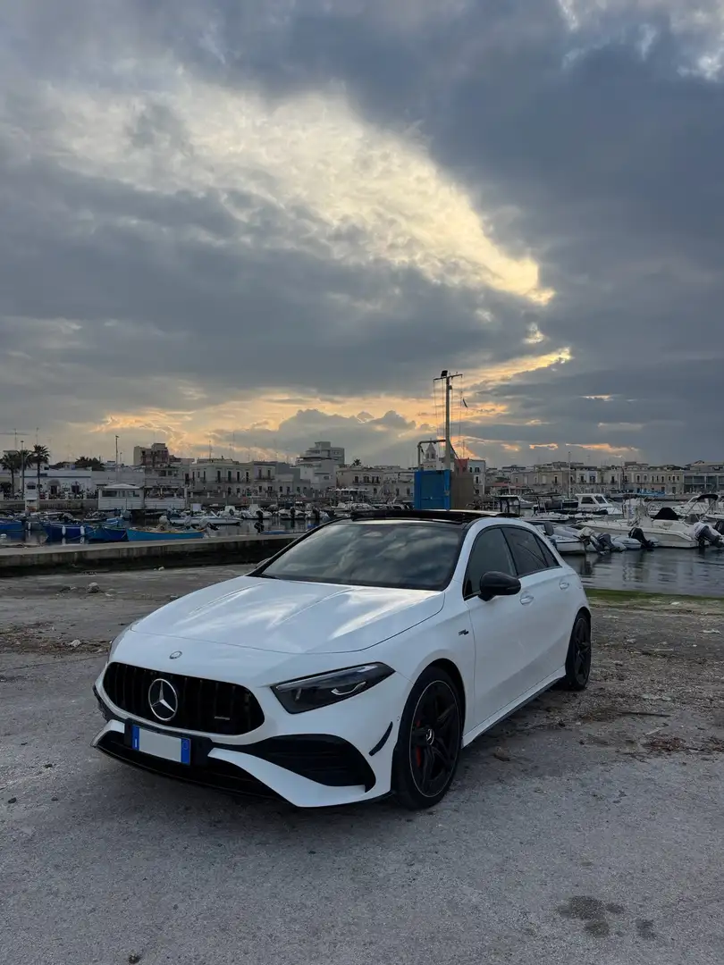 Mercedes-Benz A 35 AMG bianca con kit aerodinamico e kit esterni neri - 1