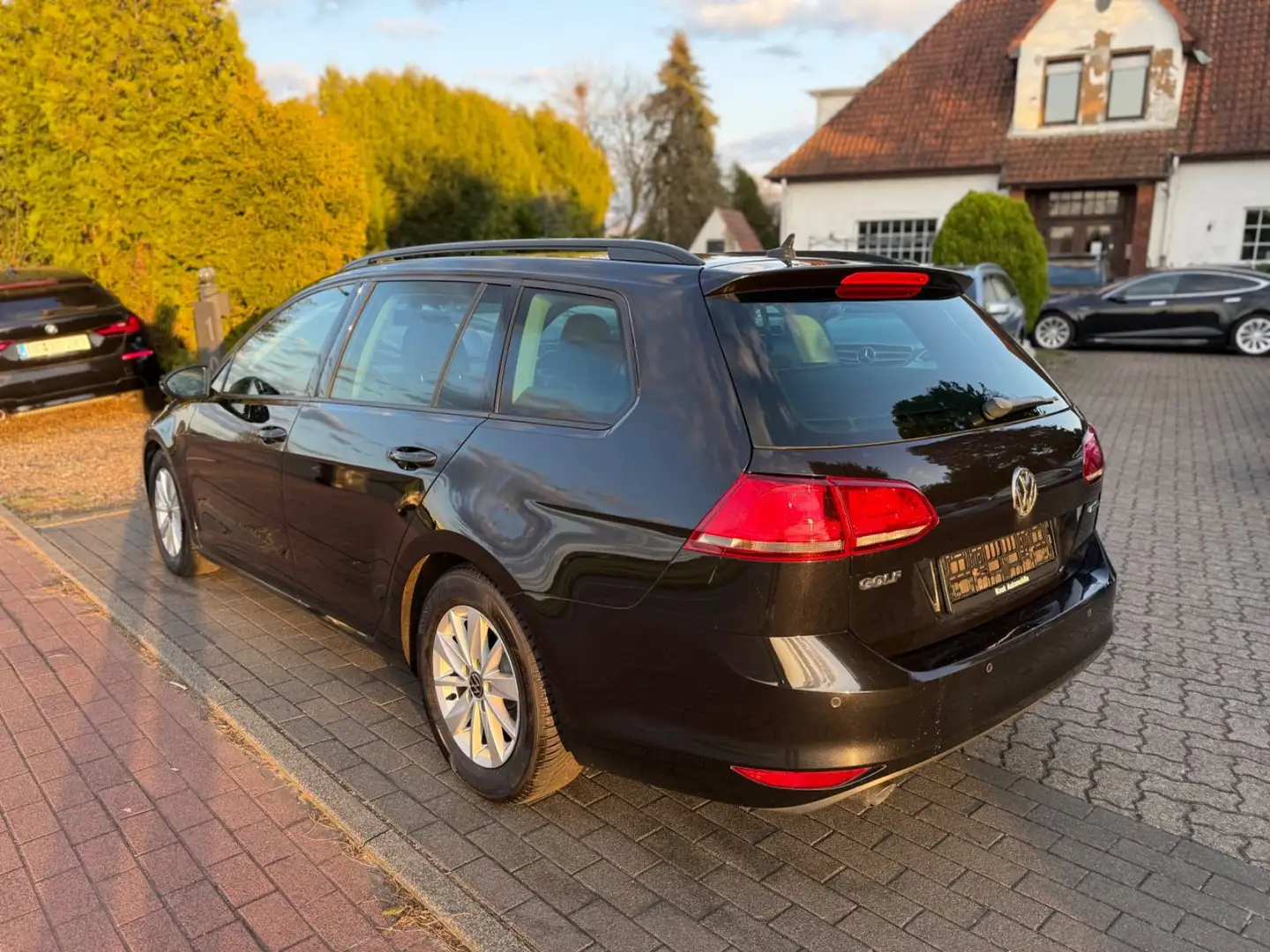 Volkswagen Golf VII 1.6 Trendline*1.Hd*DSG*Navi*PDC*AC* Noir - 2