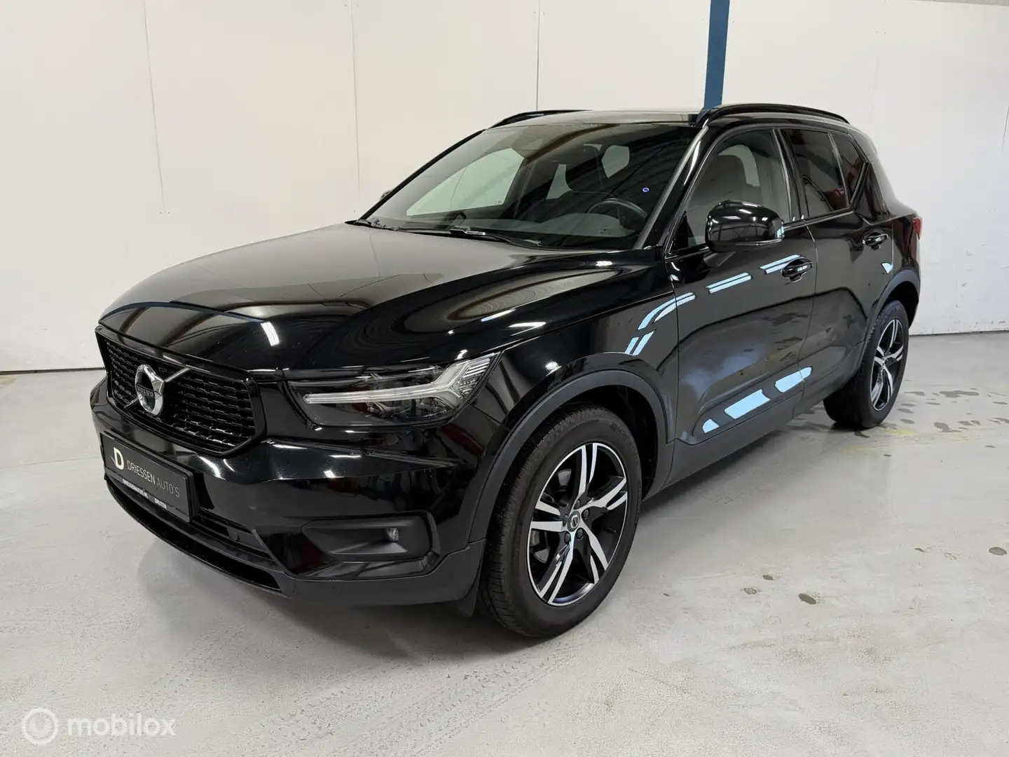 Volvo XC40 1.5 T3 R-Design PANO / 360 / 1E EIGENAAR Schwarz - 1