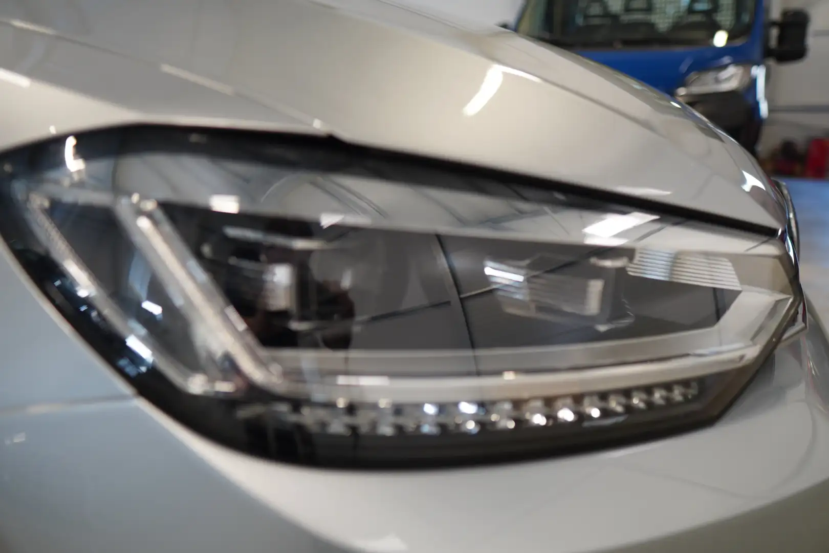 Volkswagen Touran Highline 2,0 TDI 7 SitzeDSG R-LINE MARIX NAVI PANO Zilver - 2