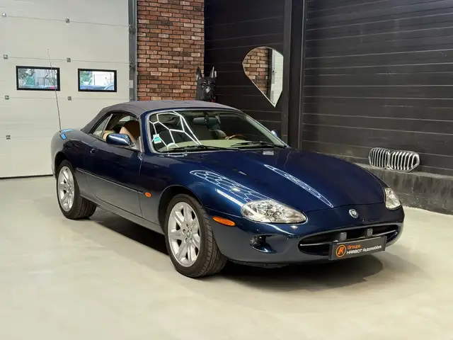 Jaguar XK8 view 3