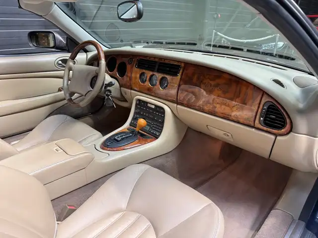 Jaguar XK8 view 14